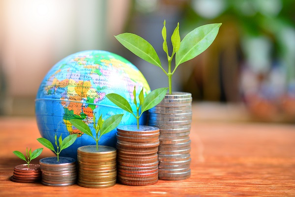 What are the advantages of investing in international mutual funds?